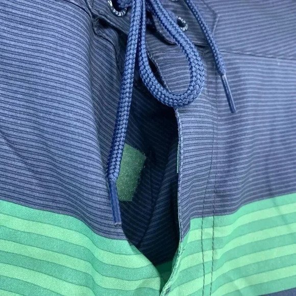 Vineyard Vines Men's Performance Board Shorts Size 38 Blue And Green Stripe - Picture 6 of 7